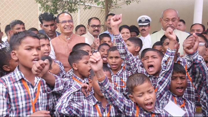 मुख्यमंत्री और स्पीकर से मिले पहली बार राजधानी आये जनजातीय वर्ग के बच्चे